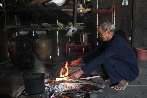 Đốt than sưởi ấm trong ngày đông: Cảnh giác với làn khói  “tử thần” - Ảnh 1.