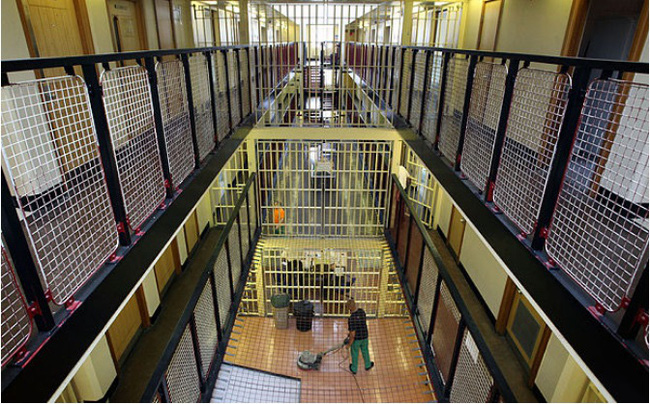 10 nhà tù đáng sợ nhất thế giới: Có nơi tù nhân xin được tử hình - Ảnh 1.