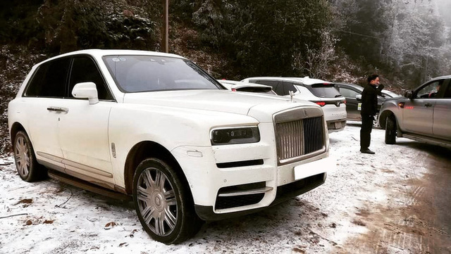 Đại gia mang Rolls-Royce Cullinan 40 tỷ vượt đường tuyết lên Lào Cai bất chấp nhiều xe từng gặp nạn do trơn trượt - Ảnh 1.