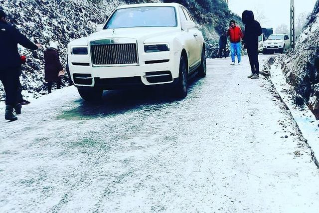 Đại gia mang Rolls-Royce Cullinan 40 tỷ vượt đường tuyết lên Lào Cai bất chấp nhiều xe từng gặp nạn do trơn trượt - Ảnh 2.
