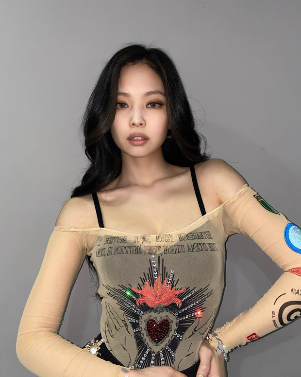 Jennie đặc biệt ở chỗ, mỗi lần lên đồ sexy khoe bờ vai 90 độ là làm fan thổn thức - Ảnh 4.