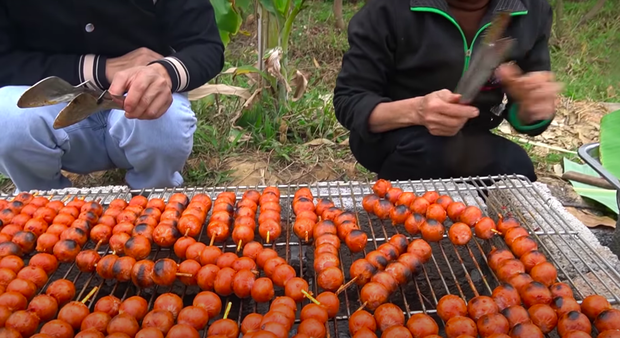 Đã tự dặn lòng “món này phải trở liên tục không nó cháy”, vừa dứt lời Bà Tân Vlog làm cháy luôn cả nửa mẻ - Ảnh 2.