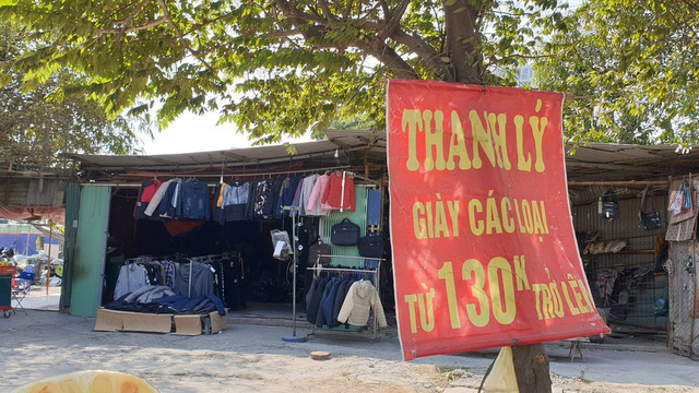 Quần áo giá rẻ nhất quả đất đổ tràn vỉa hè Hà Nội, giá chỉ từ 100.000 đồng/chiếc - Ảnh 4.