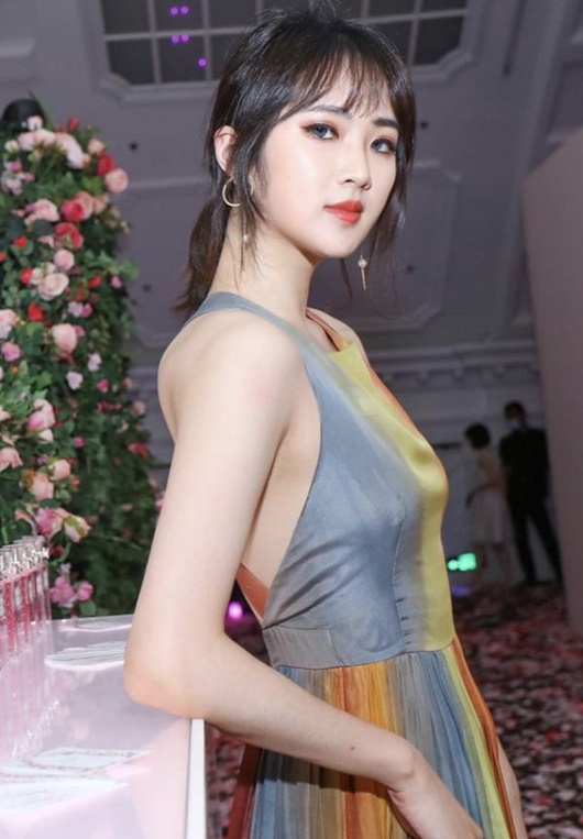 Công chúa Huawei vừa gia nhập Cbiz đã có bìa tạp chí, tài nguyên nghịch thiên khiến dân mạng níu lưỡi - Ảnh 7.