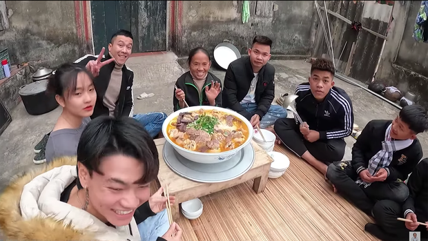 Bà Tân Vlog dùng hẳn ớt bột Hàn Quốc để nấu... bún bò Huế, tưởng sai sai nhưng nhìn kết quả cũng rất gì và này nọ - Ảnh 9.