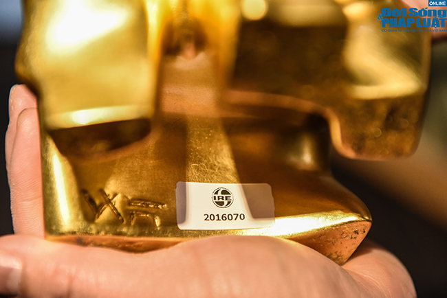 Cận cảnh quá trình tạo ra tượng trâu dát vàng 24K phục vụ cho đại gia mua chơi Tết Nguyên đán 2021 - Ảnh 9.