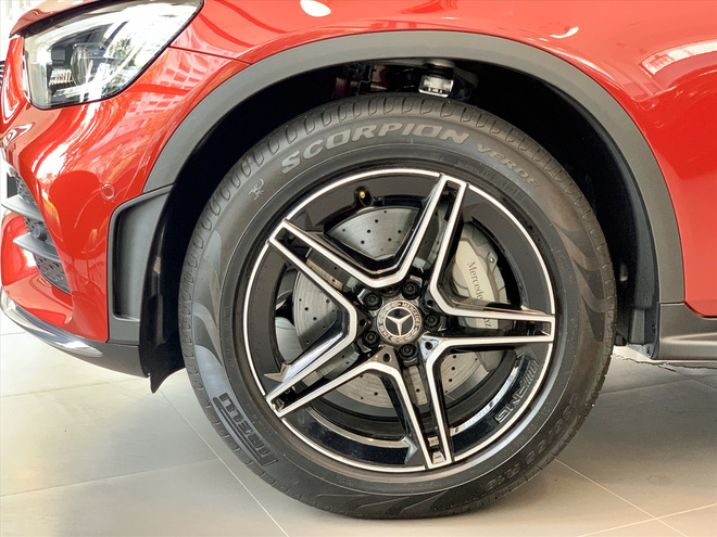 Người dùng phản ánh Mercedes-Benz GLC 300 cắt trang bị an toàn nhưng giá vẫn tăng 100 triệu đồng - Ảnh 2.