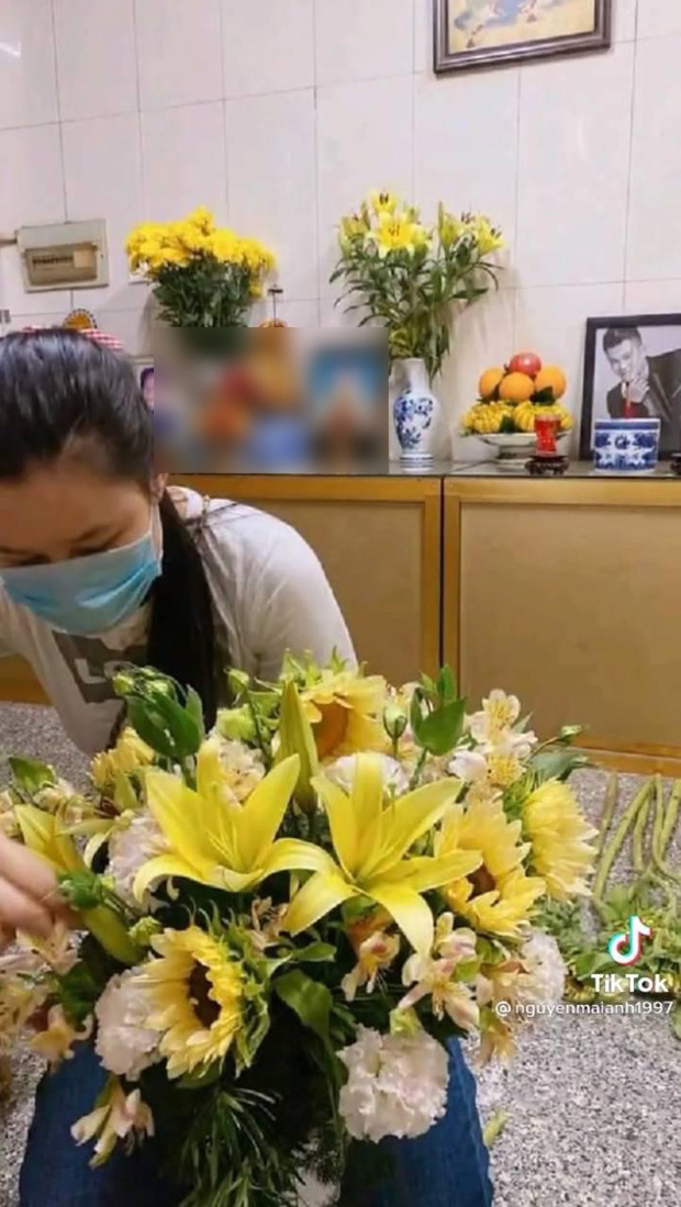 Vợ cố ca sĩ Vân Quang Long đã lộ diện sau drama đấu tố, lặng lẽ đến cắm hoa ở nơi thờ phụng chồng - Ảnh 1.