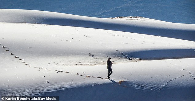 Chuyện khó tin: Tuyết rơi phủ trắng xóa một phần sa mạc Sahara, nhiệt độ chạm mức -2 độ C - Ảnh 2.