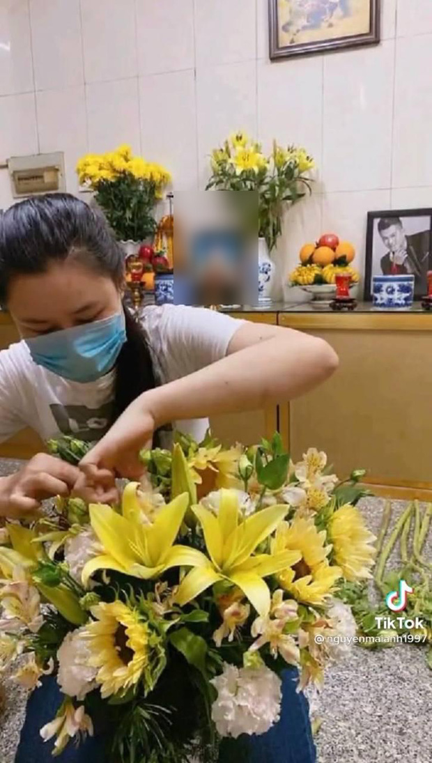 Vợ cố ca sĩ Vân Quang Long đã lộ diện sau drama đấu tố, lặng lẽ đến cắm hoa ở nơi thờ phụng chồng - Ảnh 3.