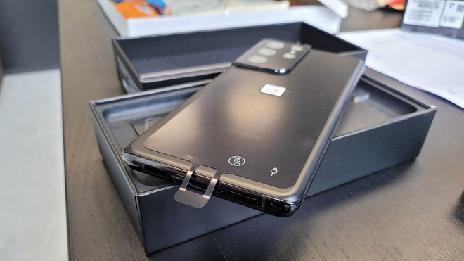 Một lỗ hổng trong thiết kế của dòng Galaxy S21 có thể khiến người dùng mắc sai lầm chí tử - Ảnh 2. Một lỗ hổng trong thiết kế của dòng Galaxy S21 có thể khiến người dùng mắc sai lầm chí tử - Ảnh 2.
