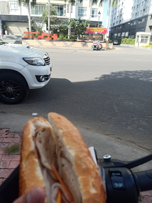 Mua bánh mì giá cắt cổ ở khu người giàu, anh tài xế xe ôm công nghệ sốc nhẹ, cả ngày chỉ cầm chứ không dám ăn - Ảnh 2.