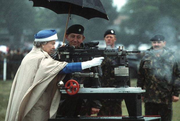 Những khoảnh khắc khí chất ngất trời của Nữ hoàng Anh, chứng minh đẳng cấp của một trong những nữ tướng quyền lực nhất thế giới - Ảnh 10.