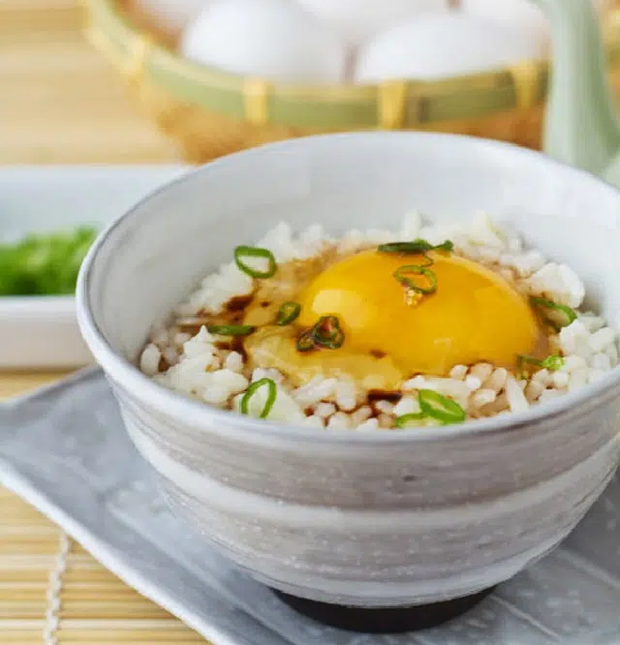 Cơm nóng trộn trứng sống - sa tế: Món ăn đang hot trên MXH mấy ngày nay, hóa ra lại dễ làm và vô cùng thơm ngon nhờ loại gia vị made in Việt Nam này - Ảnh 2.