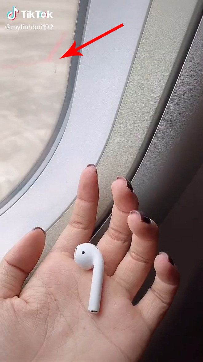 Lên máy bay, cô gái đau đớn nhìn 1 bên tai nghe Airpods rơi ngay trước mắt nhưng không thể lấy được - Ảnh 2.