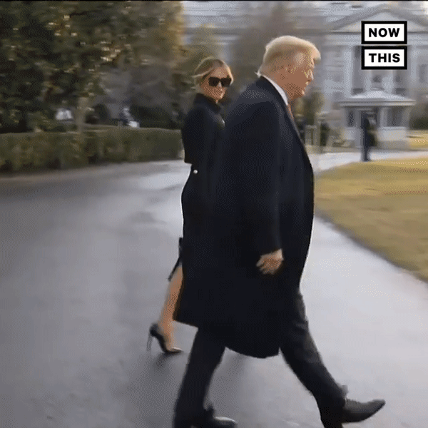 Trong khoảnh khắc cuối trước lúc rời khỏi Nhà Trắng, cựu Đệ Nhất Phu Nhân Melania Trump gây bất ngờ vì có hành động đặc biệt khác lạ với chồng - Ảnh 4.