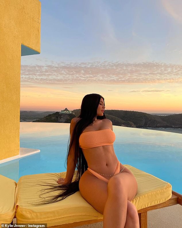 Nữ tỷ phú Kylie Jenner đốt cháy mạng xã hội với ảnh bikini - Ảnh 3.