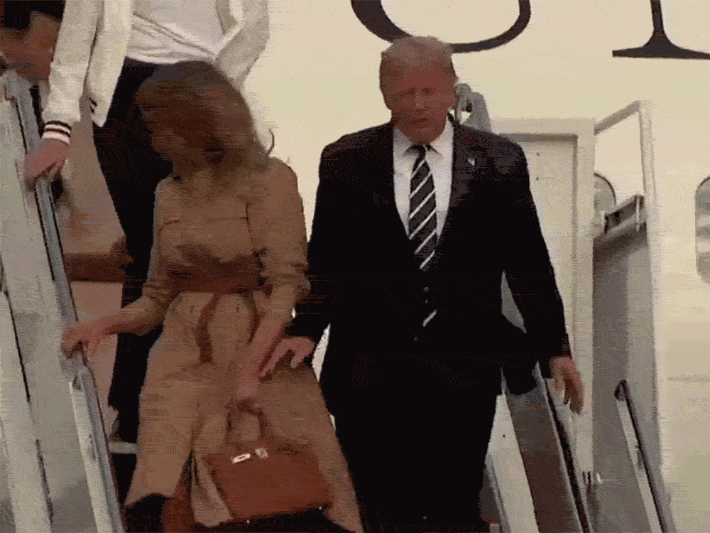Trong khoảnh khắc cuối trước lúc rời khỏi Nhà Trắng, cựu Đệ Nhất Phu Nhân Melania Trump gây bất ngờ vì có hành động đặc biệt khác lạ với chồng - Ảnh 7.