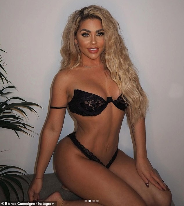 Mẫu nội y Anh quốc Bianca Gascoigne khoe dáng bốc lửa trên phố - Ảnh 5.