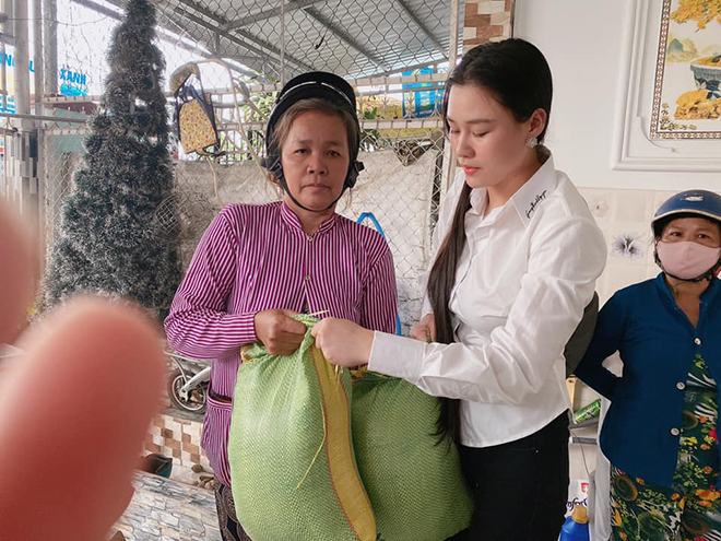 Vợ hai Vân Quang Long công khai tiền phúng viếng, có hành động gây bất ngờ sau tang lễ - Ảnh 5. Vợ hai Vân Quang Long công khai tiền phúng viếng, có hành động gây bất ngờ sau tang lễ - Ảnh 5.