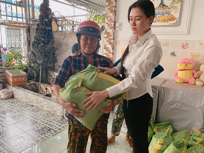 Vợ hai Vân Quang Long công khai tiền phúng viếng, có hành động gây bất ngờ sau tang lễ - Ảnh 4. Vợ hai Vân Quang Long công khai tiền phúng viếng, có hành động gây bất ngờ sau tang lễ - Ảnh 4.