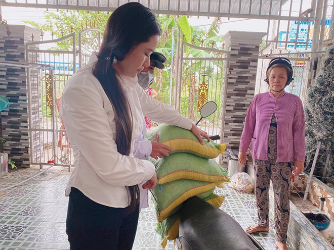 Vợ hai Vân Quang Long công khai tiền phúng viếng, có hành động gây bất ngờ sau tang lễ - Ảnh 3. Vợ hai Vân Quang Long công khai tiền phúng viếng, có hành động gây bất ngờ sau tang lễ - Ảnh 3.