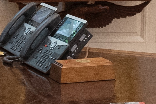 TT Biden bỏ nút gọi nước ngọt trên bàn làm việc của ông Trump - Ảnh 2.