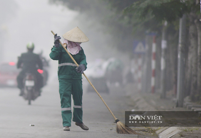 Hà Nội sương mù như Sa Pa, nhiều ôtô phải bật đèn đi giữa ban ngày - Ảnh 14.