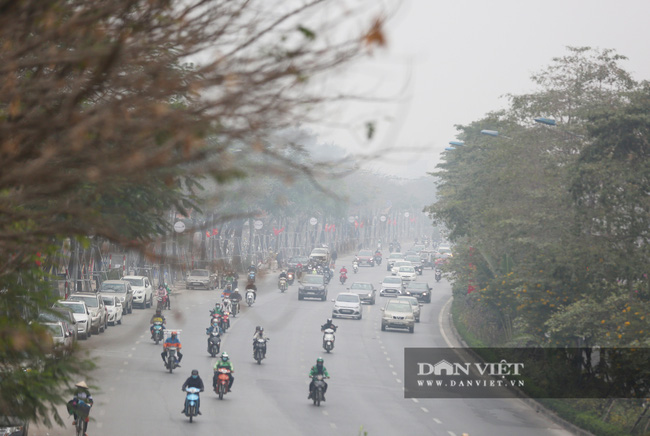 Hà Nội sương mù như Sa Pa, nhiều ôtô phải bật đèn đi giữa ban ngày - Ảnh 4.