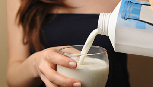Uống sữa buổi sáng nếu có 1 trong 5 dấu hiệu này cần dừng ngay để phòng bệnh - Ảnh 1.