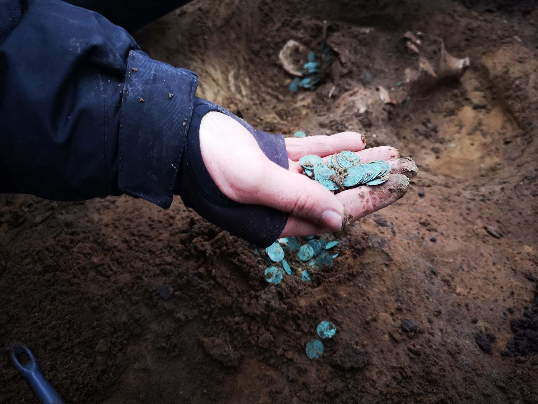 Археологи кладах. Монетки археолог. Клады найденные в 2021 году. Археологи нашли клад. Раскопки к успеху.
