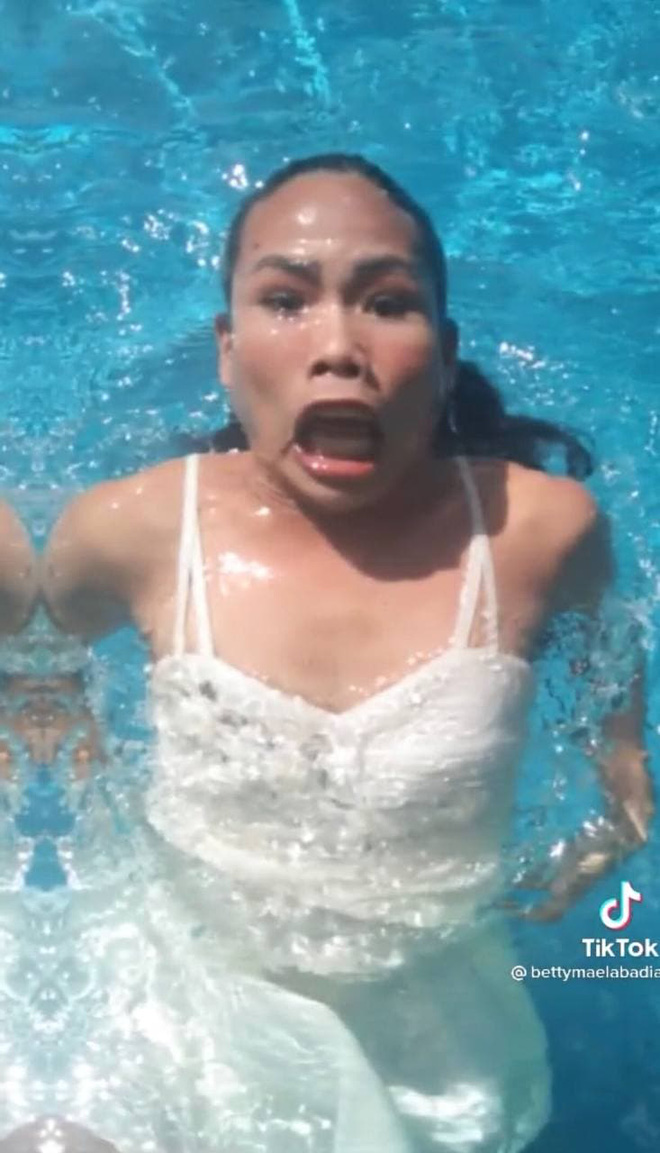 Thiếu nữ đầu tư hẳn váy áo thướt tha để chụp hình sống ảo dưới nước, nhưng kết cục thành series ảnh như poster phim Khóc thét - Ảnh 9.