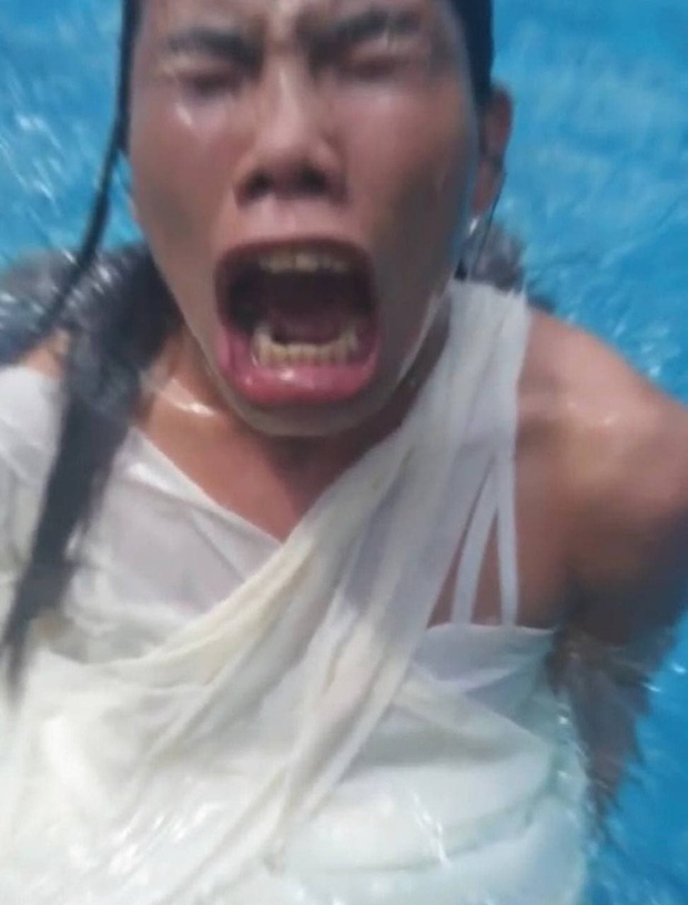 Thiếu nữ đầu tư hẳn váy áo thướt tha để chụp hình sống ảo dưới nước, nhưng kết cục thành series ảnh như poster phim Khóc thét - Ảnh 10.