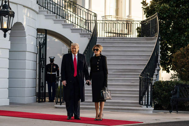 Mới chủ động nắm tay chồng cùng nhau rời Nhà Trắng, phu nhân Melania Trump lại có hành động khó hiểu tại sân bay gây bàn tán xôn xao - Ảnh 2.