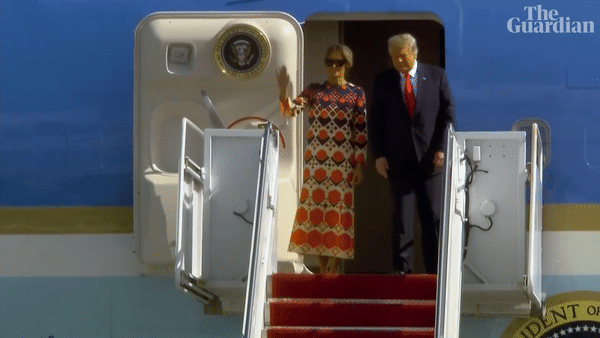 Mới chủ động nắm tay chồng cùng nhau rời Nhà Trắng, phu nhân Melania Trump lại có hành động khó hiểu tại sân bay gây bàn tán xôn xao - Ảnh 4.