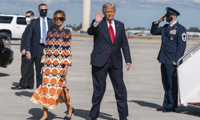 Mới chủ động nắm tay chồng cùng nhau rời Nhà Trắng, phu nhân Melania Trump lại có hành động khó hiểu tại sân bay gây bàn tán xôn xao - Ảnh 7.
