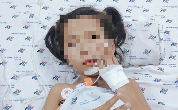 Bé gái 7 tuổi mắc căn bệnh lạ đột ngột không nói, không ăn được - Ảnh 1.