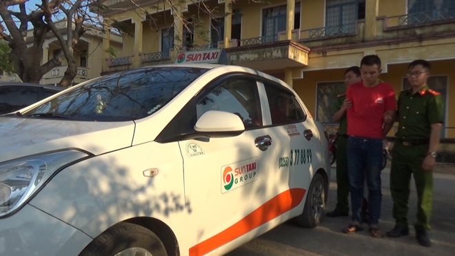 Khoá tay tên cướp taxi phê ma tuý - Ảnh 1.