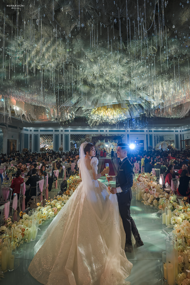 Đám cưới “cổ tích” tại Bắc Ninh: Bố tự tay thiết kế hôn lễ cho con gái, chi phí hơn 30 tỷ, gần 300 xế hộp xếp chật kín đường - Ảnh 1.