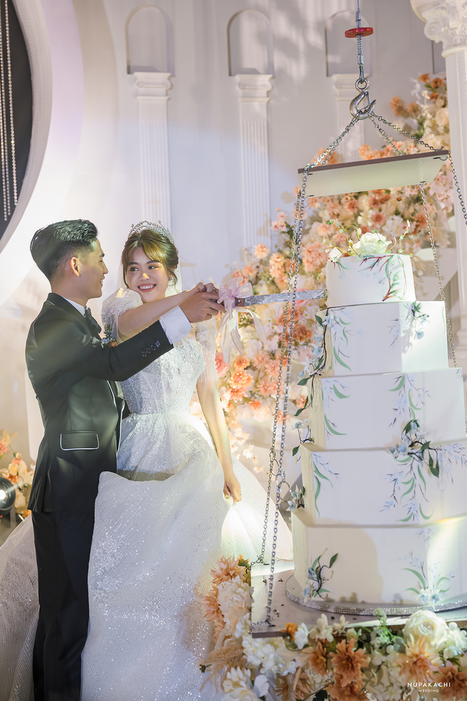 Đám cưới “cổ tích” tại Bắc Ninh: Bố tự tay thiết kế hôn lễ cho con gái, chi phí hơn 30 tỷ, gần 300 xế hộp xếp chật kín đường - Ảnh 2.