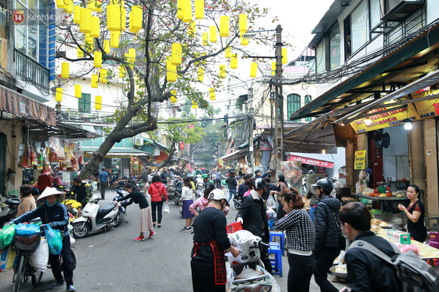 Gà cánh tiên “hút khách” trong phiên chợ Rằm cuối năm giữa phố Hà Nội: Chủ quán luộc gà gấp rút, shipper giao mỏi chân không kịp - Ảnh 1.