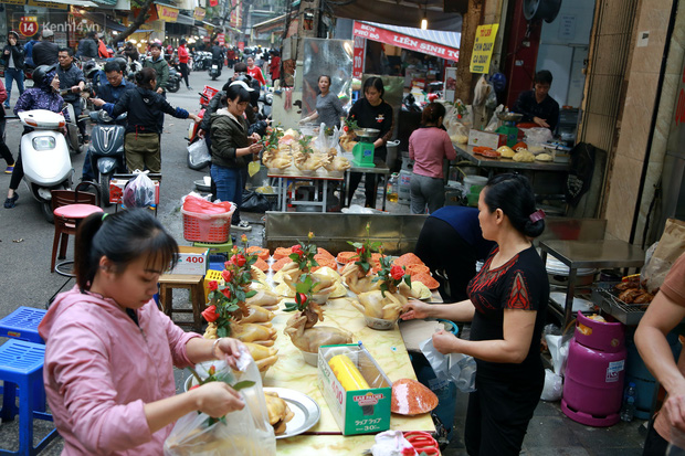 Gà cánh tiên “hút khách” trong phiên chợ Rằm cuối năm giữa phố Hà Nội: Chủ quán luộc gà gấp rút, shipper giao mỏi chân không kịp - Ảnh 2.