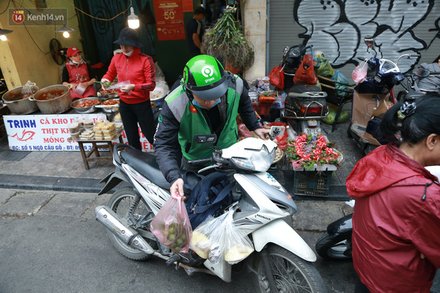 Gà cánh tiên “hút khách” trong phiên chợ Rằm cuối năm giữa phố Hà Nội: Chủ quán luộc gà gấp rút, shipper giao mỏi chân không kịp - Ảnh 15.