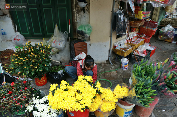 Gà cánh tiên “hút khách” trong phiên chợ Rằm cuối năm giữa phố Hà Nội: Chủ quán luộc gà gấp rút, shipper giao mỏi chân không kịp - Ảnh 17.