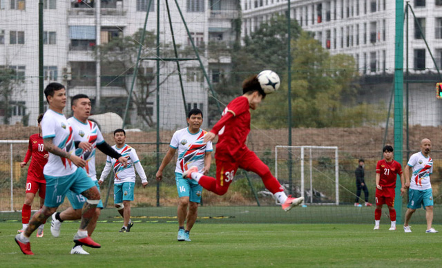 Giao hữu: ĐT nữ Việt Nam trút cơn mưa bàn thắng vào lưới cựu cầu thủ Hà Nội - Ảnh 1.