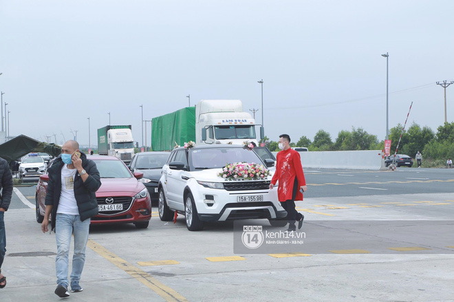 Câu chuyện nhà trai không được vào Quảng Ninh đón dâu vì Covid-19: Hai gia đình đã gặp gỡ, trao lễ ngay tại... trạm BOT - Ảnh 1.