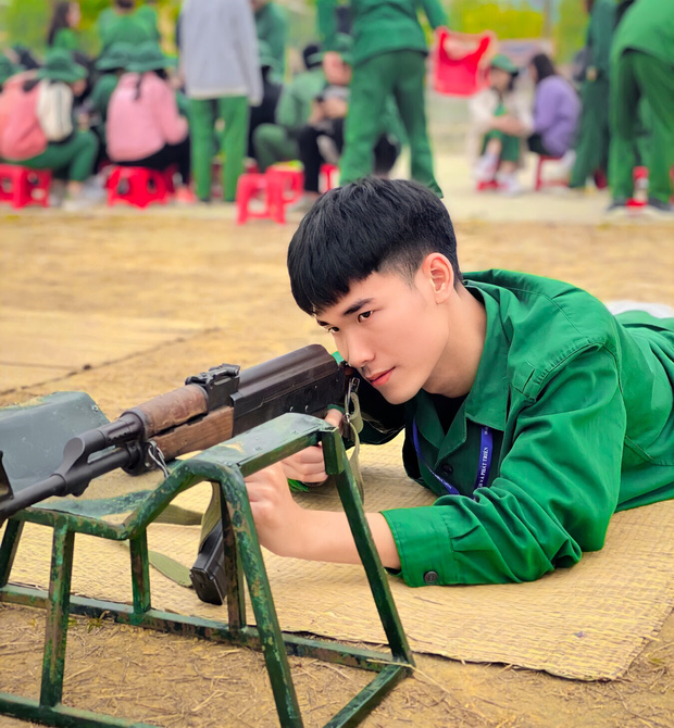 Học quân sự nắng gió, hội trai xinh gái đẹp thần thái vẫn mê chữ ê kéo dài, nhan sắc vượt mặt cực phẩm NEU, FTU - Ảnh 12.