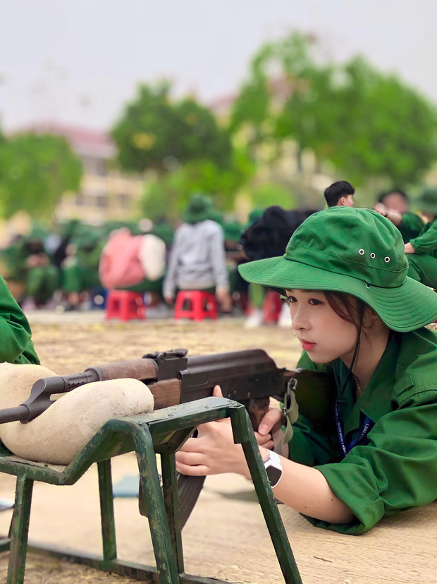 Học quân sự nắng gió, hội trai xinh gái đẹp thần thái vẫn mê chữ ê kéo dài, nhan sắc vượt mặt cực phẩm NEU, FTU - Ảnh 3.