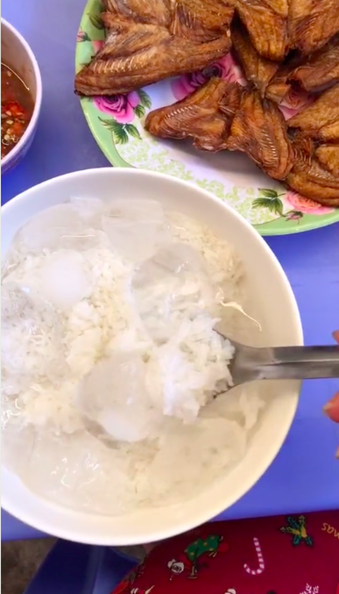 Cua gắt dịp Tết thường là món ăn được yêu thích trong các bữa tiệc. Hình ảnh này sẽ cho thấy cảm giác háo hức và hài hước của người ta khi vào mùa Tết. Nếu bạn thích cua hoặc muốn tìm hiểu thêm về ẩm thực Việt Nam, hãy xem hình ảnh này.