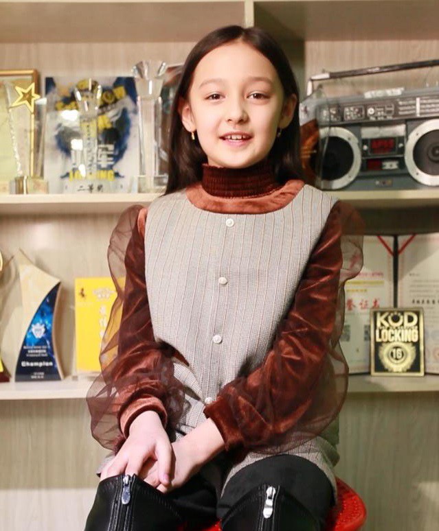 Tiểu mỹ nhân Tân Cương 10 tuổi gây bão mạng xã hội Trung Quốc - Ảnh 5.